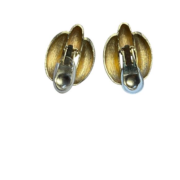 Vintage Chain Link Style women's clip on earrings. Chunky. Gold tone - Picture 2 of 4